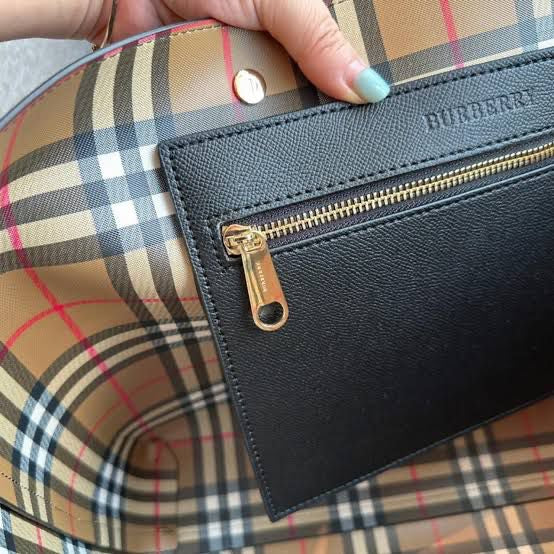 *BURBERRY* Leather