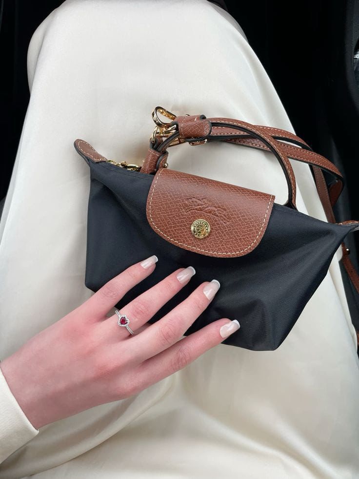 LONG CHAMP
LE PLIAGE POUCH WITH HANDLE